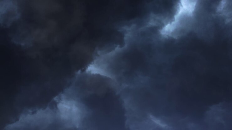 temporali, nuvole scure e spesse e lampi