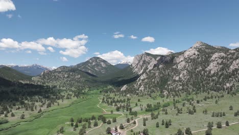 Paisaje-Prístino-De-Montañas-Rocosas-En-Un-Día-Caluroso-Y-Soleado,-Disparos-De-Drones-De-Colinas,-Bosques-Siempre-Verdes-Y-Pastos,-Colorado,-Ee.uu.