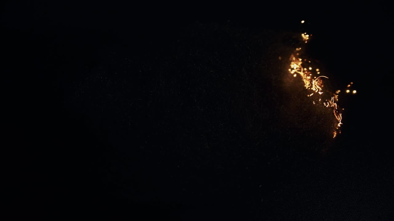 lana de acero hipnótica quema destellos en la oscuridad bokeh redondo