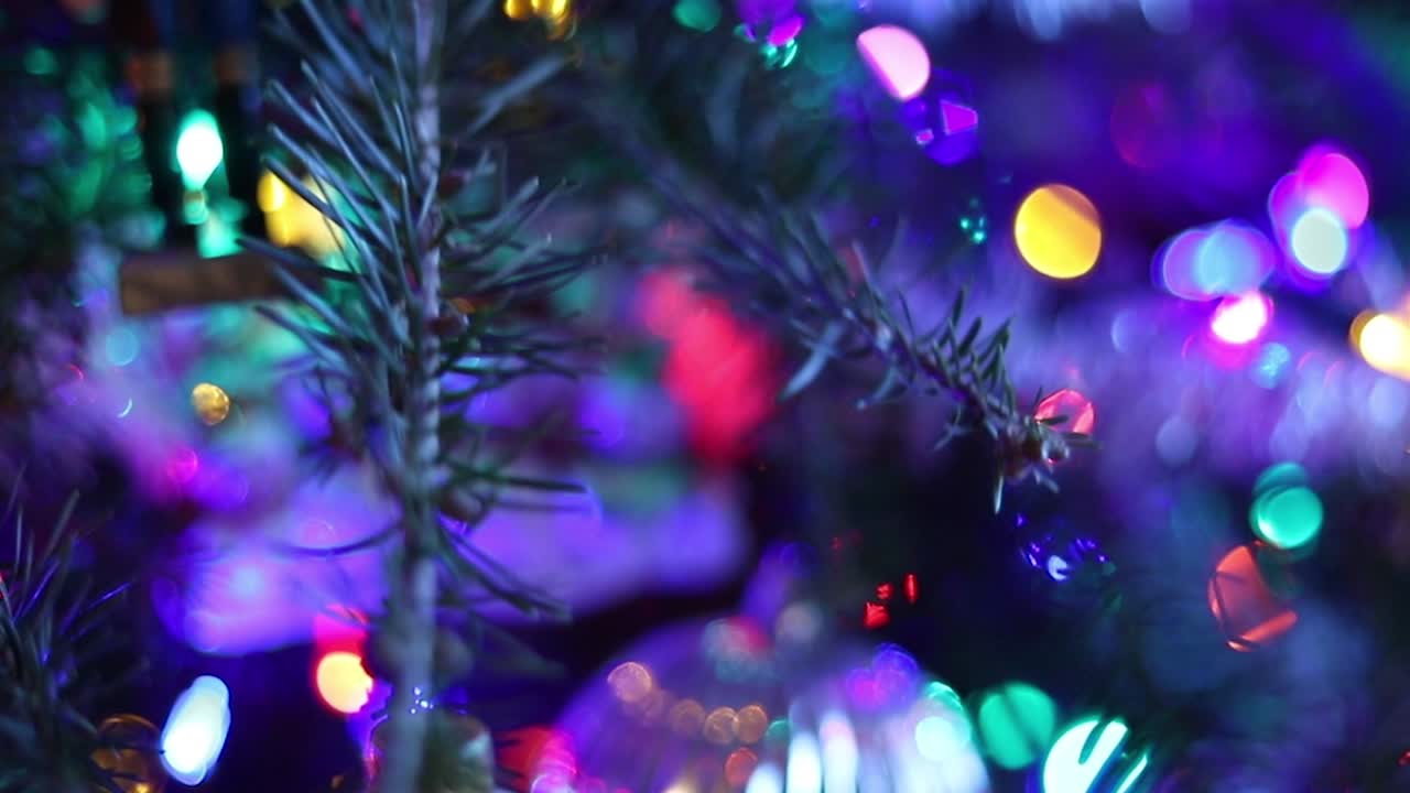 Juletræspynt med lys og sløret baggrund.