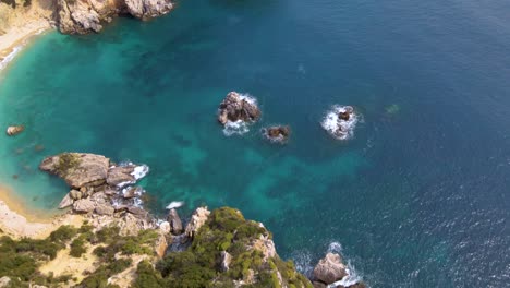 aéreo, vista inclinada hacia arriba de la playa del acantilado rocoso sin gente en corfú, grecia, cámara lenta