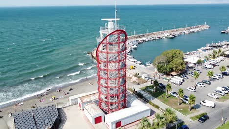 Marine-Radarturm-Am-Strand-In-Izmir,-Blaues-Ägäisches-Meer-Mit-Einem-Strand-Daneben