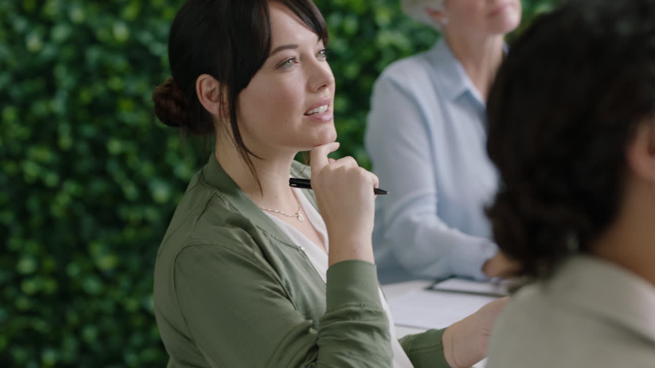 다민족 사업가 들 이 이사회실 에서 만난 백인 프로젝트 매니저 여성 이 질문 을 제시 하고 아이디어 를 논의 하고 기업 그룹 이 사무실 에서 협업 하고 프레젠테이션 을 계획 하고 창업 전략 을 계획 하고 있다