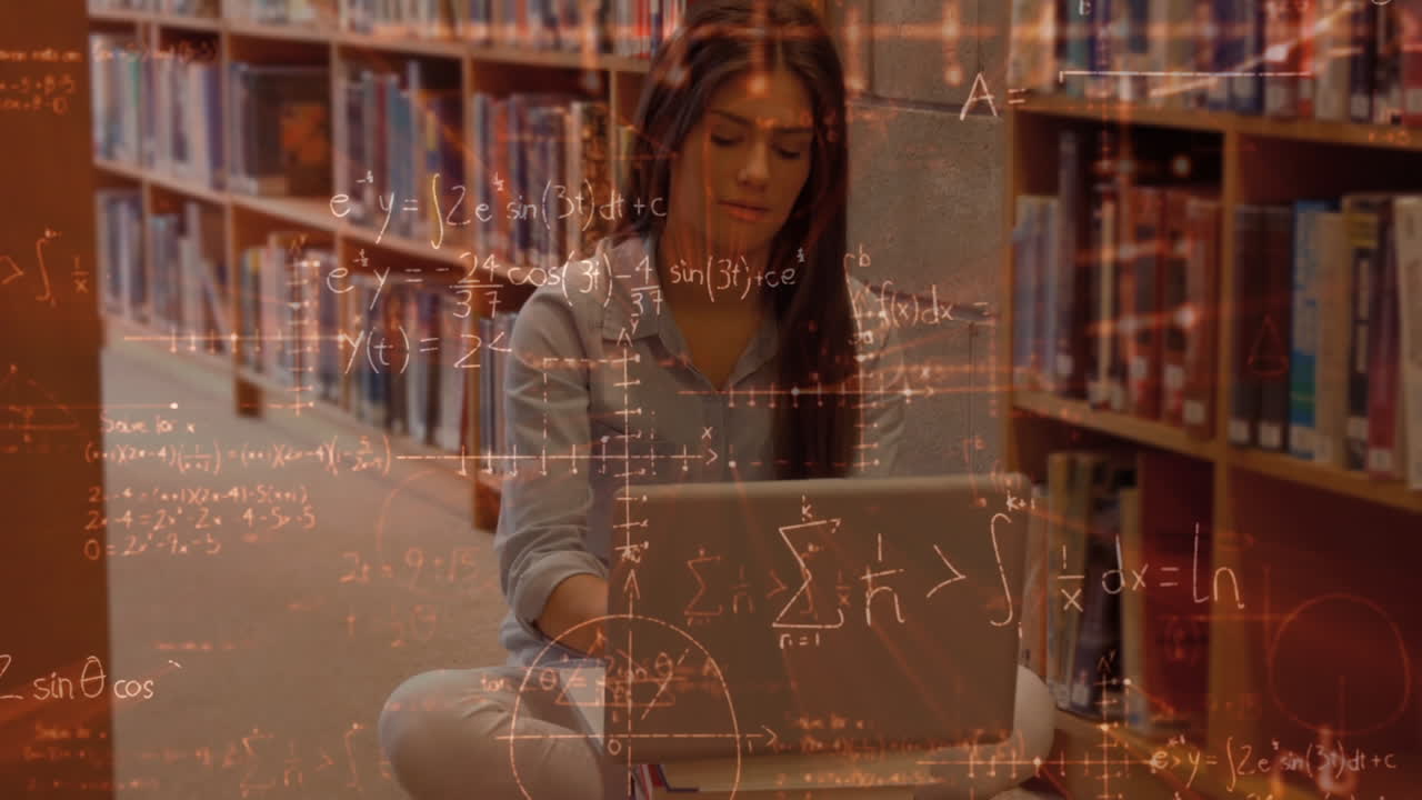 mujer grabando en su portátil en la biblioteca rodeada de símbolos matemáticos