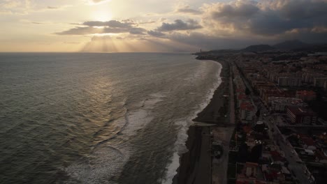 Vista-Aérea-Superior-Sobre-La-Zona-Residencial-Y-La-Costa-En-La-Playa-De-Málaga,-España