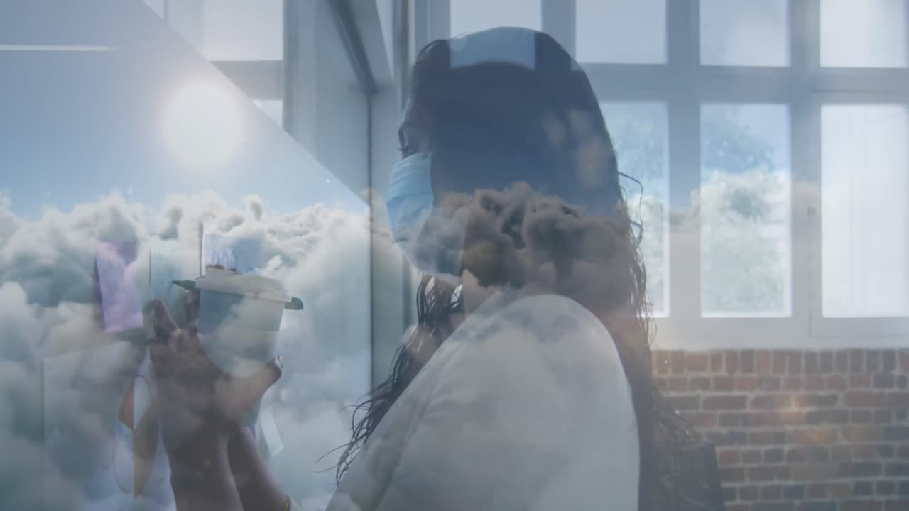 사무실에서 화이트 보드에 글을 쓰는 얼굴 마스크를 착용 한 인도 여성에 대한 파란 하늘의 구름