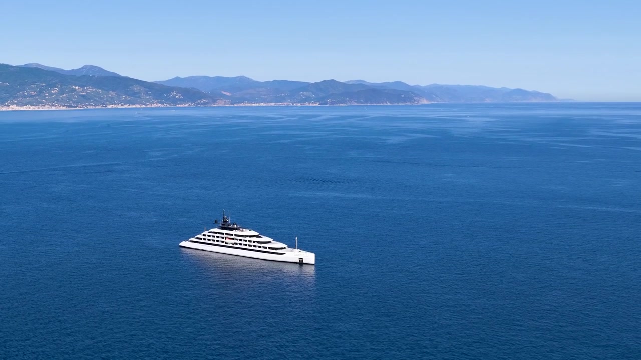 Luftfoto af en luksussuperyacht sejlende i Middelhavet