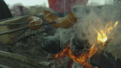 barbacoa y salchicha en un palo