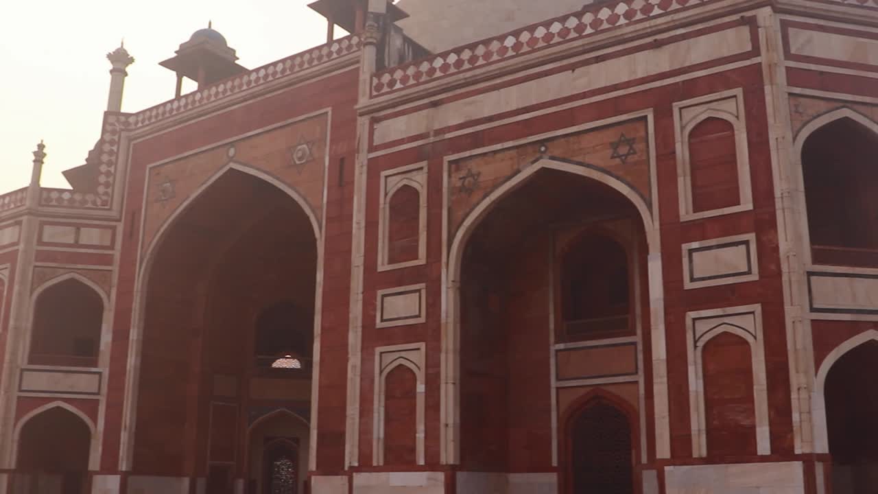 la tomba di humayun al mattino nebbioso da una prospettiva unica è stata scattata a delhi india
