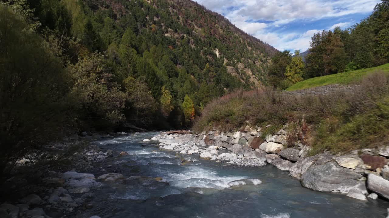Rapido fiume di montagna ai piedi del Passo dello Stelvio. Montagne in Italia. Torrente. Video aereo