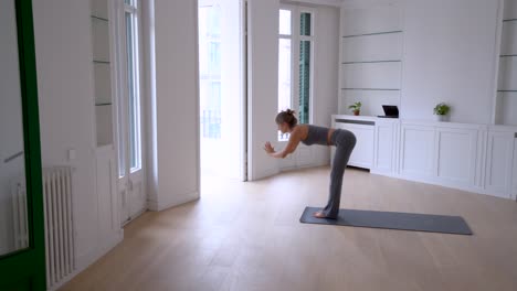 Flexible-Frau,-Die-Zu-Hause-Yoga-Auf-Der-Matte-Macht