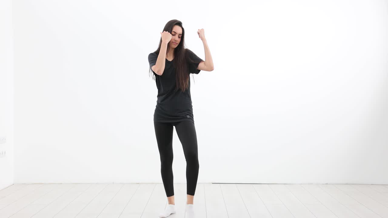 黒いTシャツとレギンスの女性