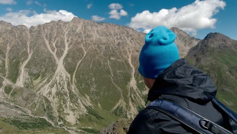 paisaje de montaña alpina con persona