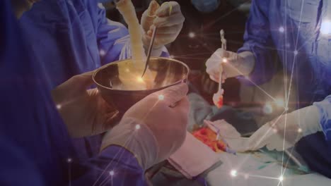animación de una red brillante de conexiones sobre un equipo de cirujanos que realizan una operación en el hospital