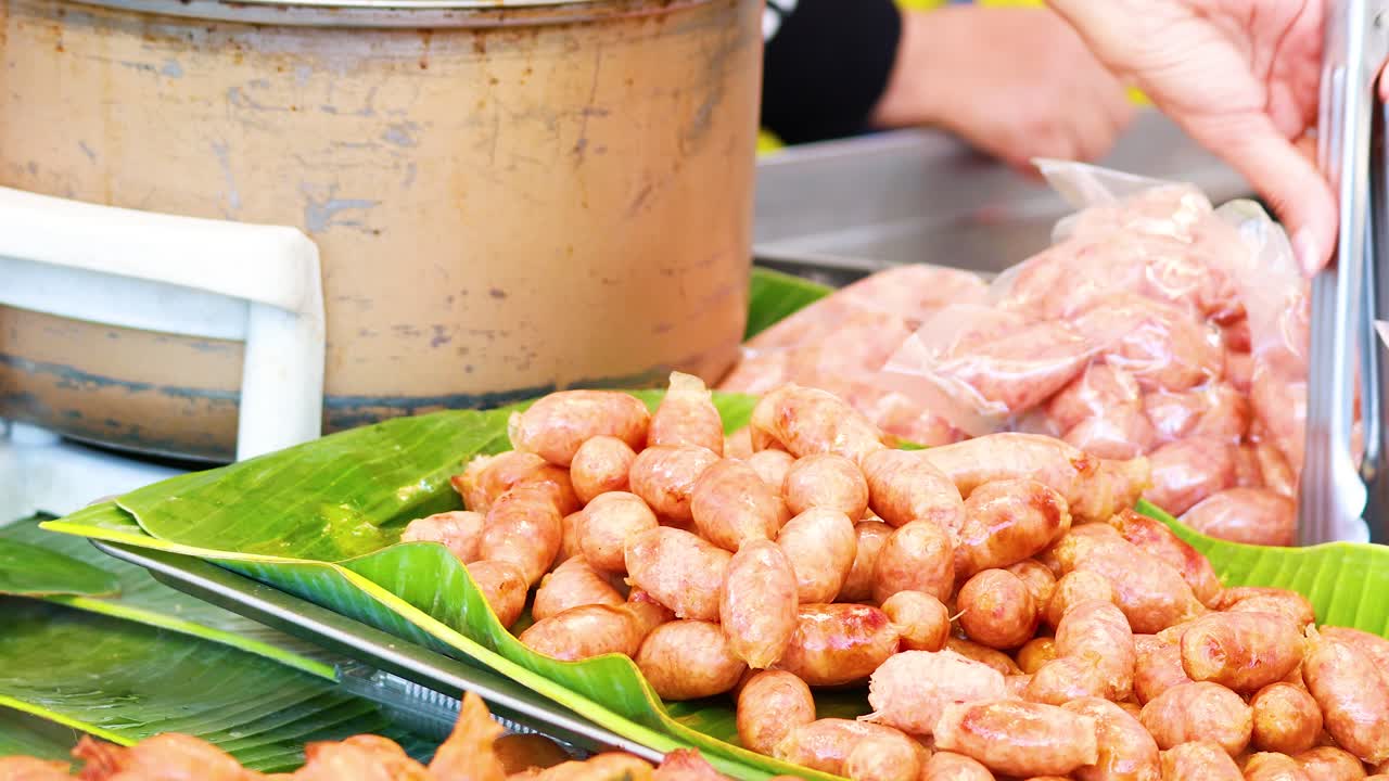 방 룩 시장에서 소시지를 제공하는 판매자