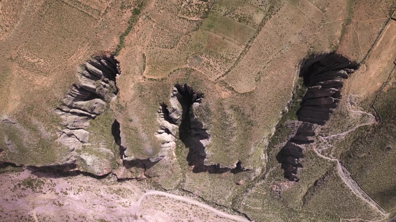 Vista aérea 4K con dron de Abra del Cóndor en la ruta a Iruya, Salta, Argentina. Espectacular paso de montaña andino con valles dramáticos, rutas sinuosas y paisajes de gran altitud impresionantes