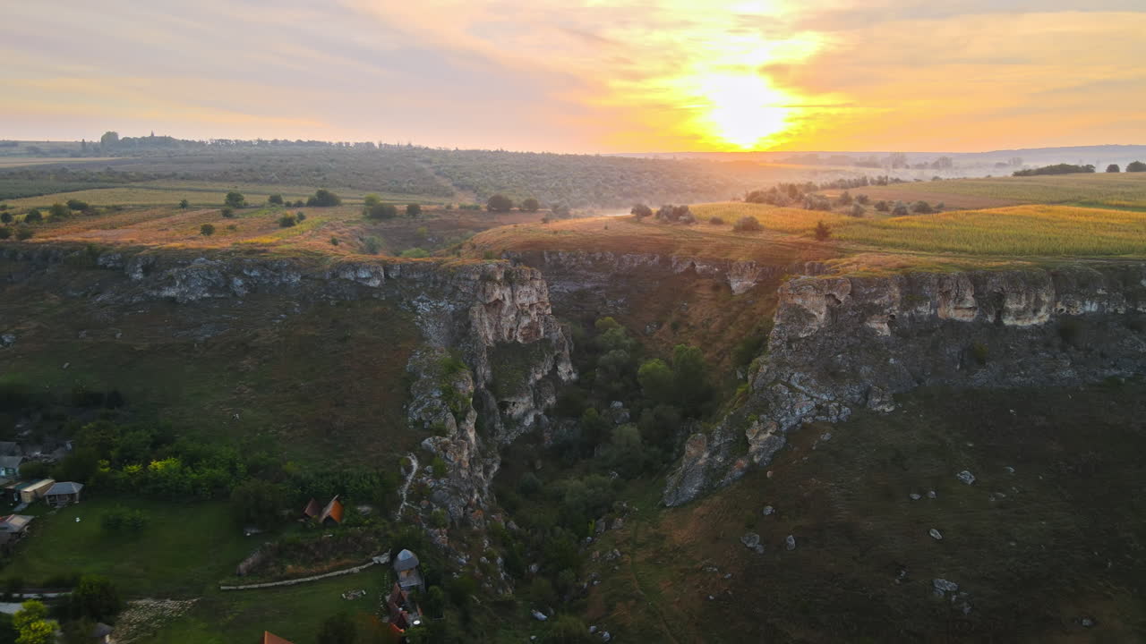 Vista aerea con drone della riserva naturale Duruitoarea al tramonto in Moldavia. La gola, il villaggio