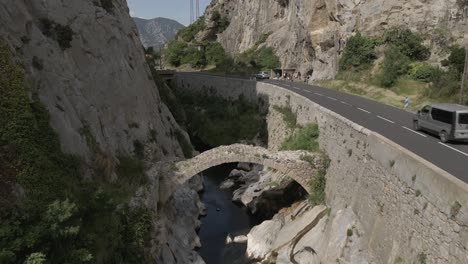 Antiguo-Puente-De-Arco-De-Piedra-Romano-A-Través-Del-Río-Agly-En-Los-Pirineos-Franceses