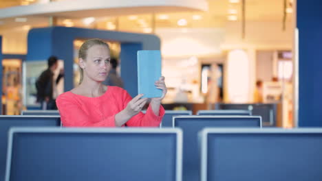 hablando por skype en el aeropuerto