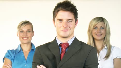 hombre de negocios confiado con mujeres de negocios en el fondo