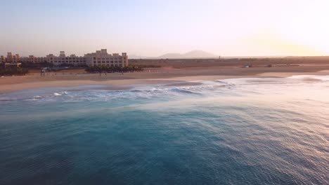 Imágenes-De-Drones-De-Olas-Rompiendo-En-Una-Playa,-Cabo-Verde