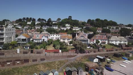 Una-Vista-Aérea-De-Las-Hermosas-Playas-De-Guijarros-De-Budleigh-Salterton,-Un-Pequeño-Pueblo-En-La-Costa-Jurásica-En-El-Este-De-Devon,-Inglaterra-Cerca-De-Exeter