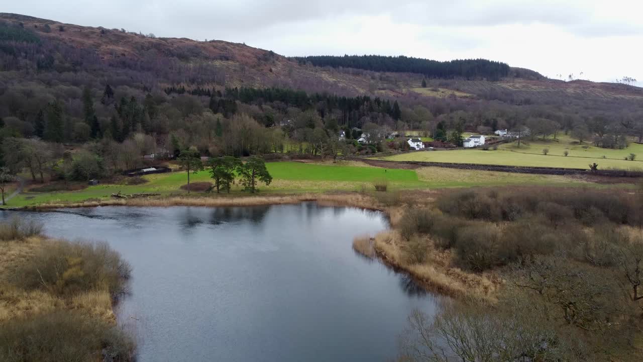 caí en el parque de la orilla del lago con impresionantes vistas a la montaña