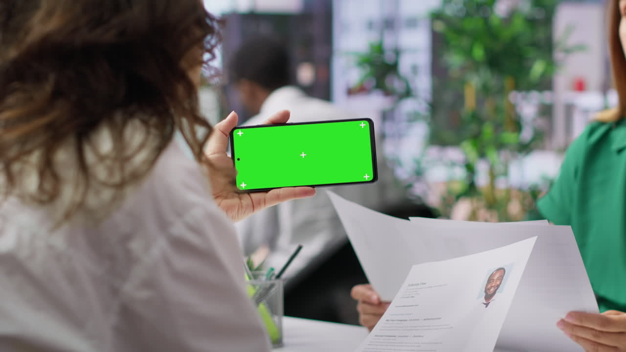 equipo de hr seleccionando candidatos y utilizando una pantalla de maqueta de espacio de copia