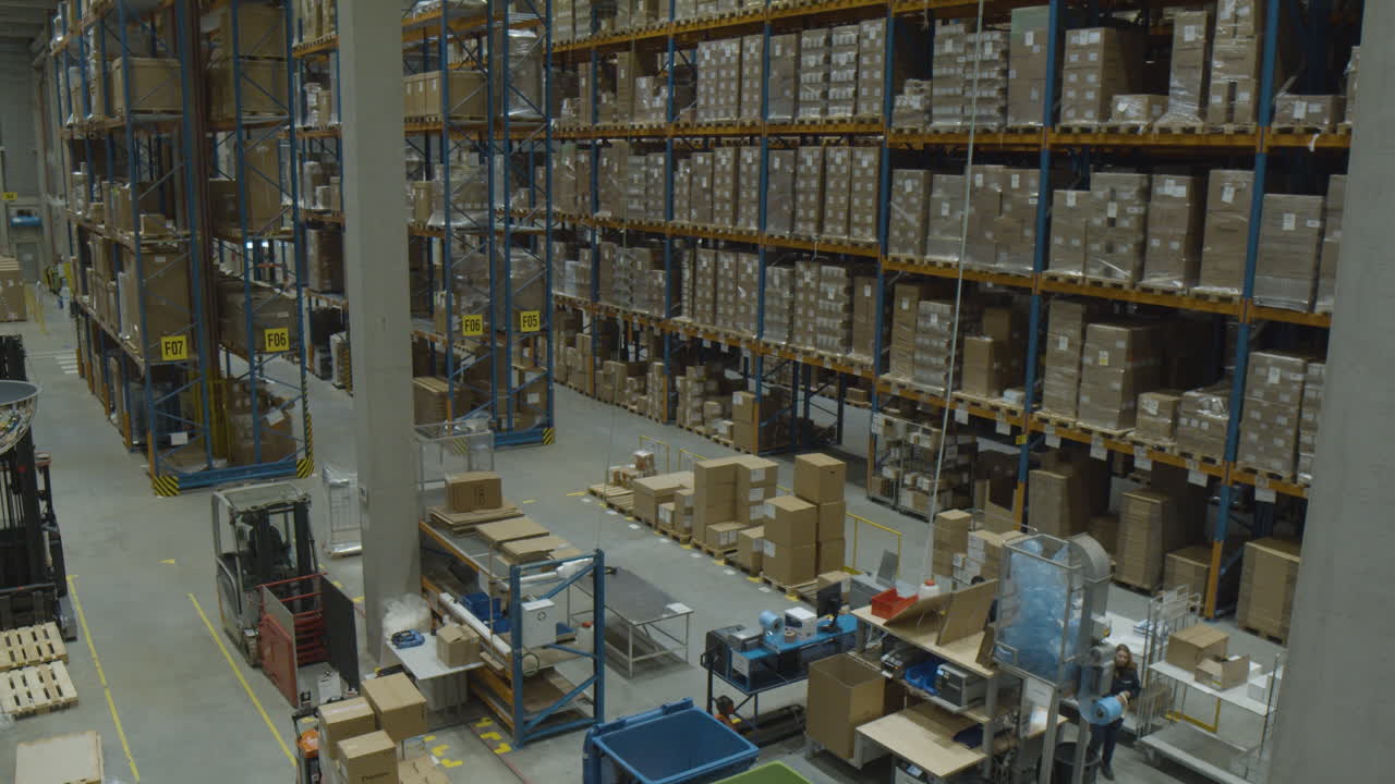 подъем стрелы большого промышленного склада