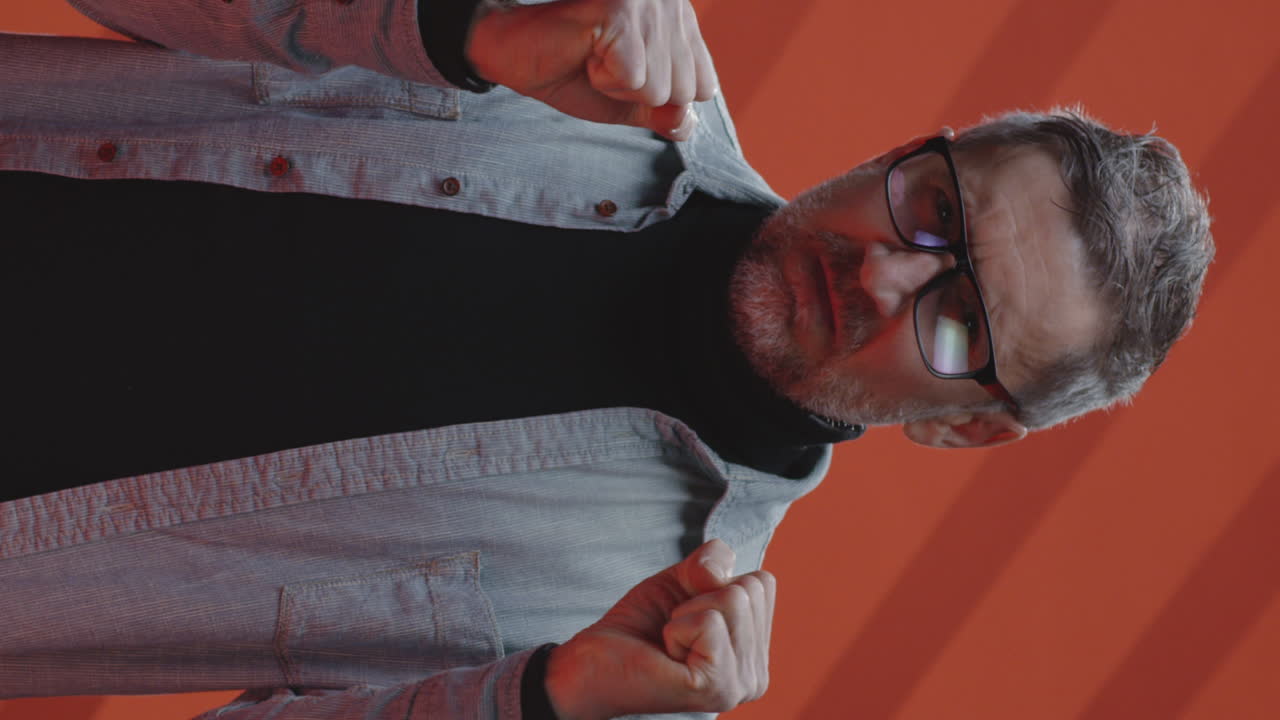 hombre con expresión enojada