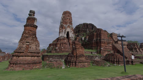 Scenic-ruins-of-the-Wat-Mahathat-in-Ayutthaya,-Thailand