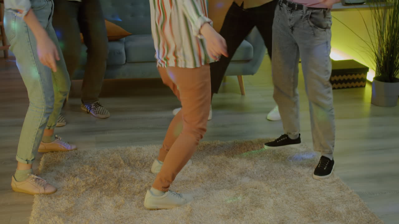 amigos bailando en una fiesta