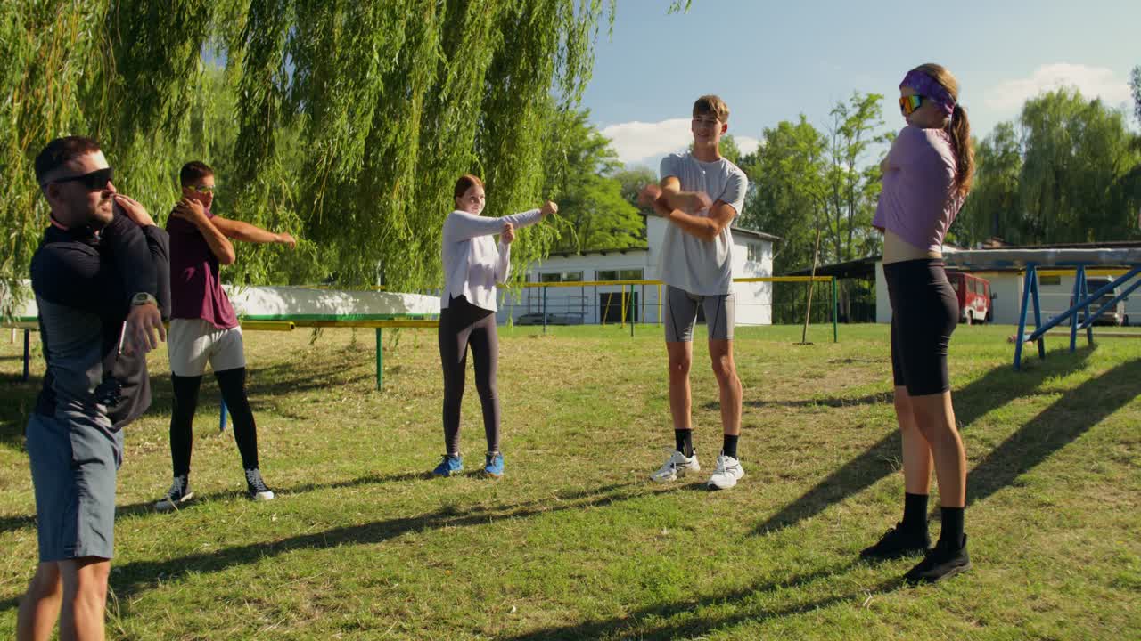 Gruppe-strekkøvelse i parken