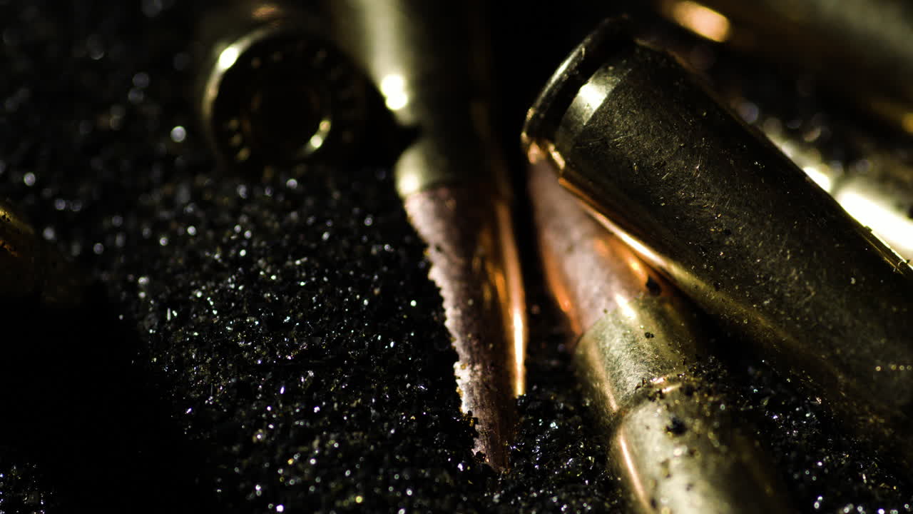 un disparo de detalle macro de 300 aac, cartucho en el montón de polvo de pólvora, dando vueltas