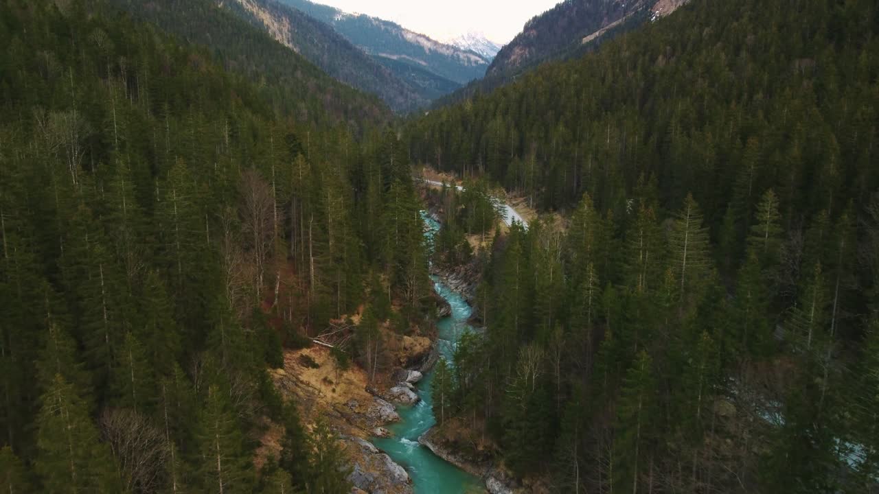 Fiume di montagna delle Alpi, cinemagraph aereo, video loop senza soluzione di continuità di una cascata idilliaca e panoramica per canyoning con acqua blu naturale e fresca nelle Alpi bavaresi e austriache, che scorre lungo gli alberi della foresta del canyon. 4K UHD. Rissach Tirolo Austria Engtal Ahornboden