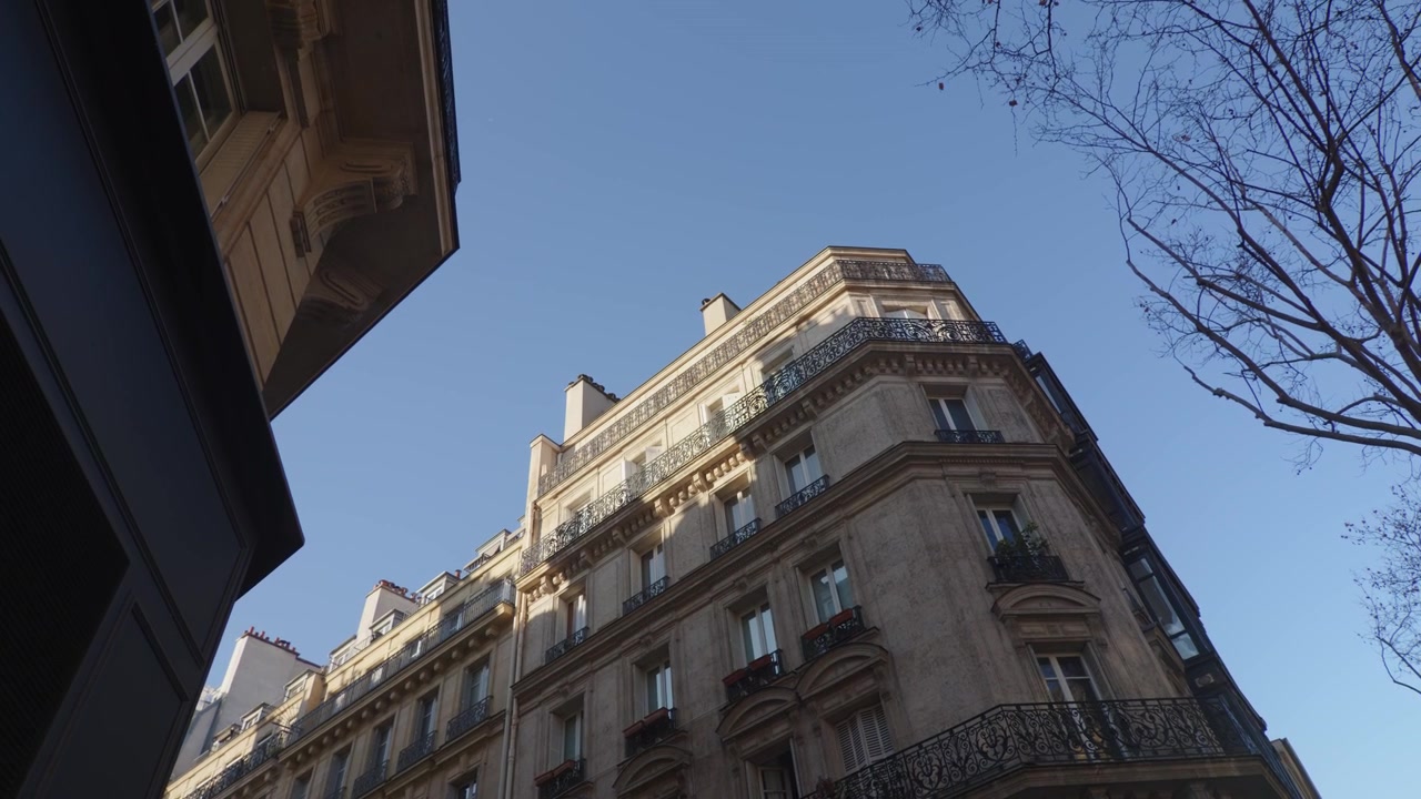Mirando hacia arriba a la arquitectura haussmanniana en París, Francia. Plano contrapicado.