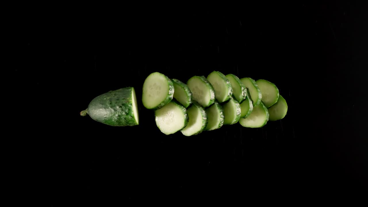 신선한 녹색 호박은 검은 표면에 잘라, 움직임을 멈추십시오