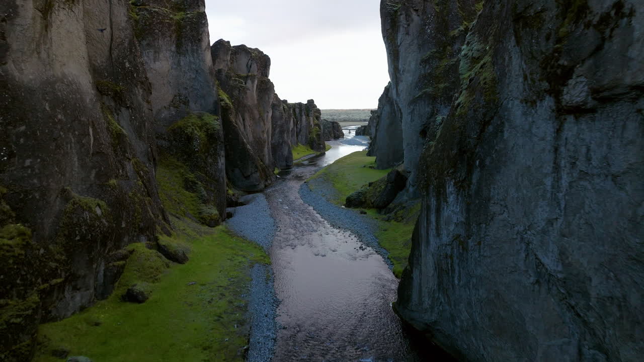 paisaje panorámico del cañón de fjadrargljufur en islandia - toma aérea de un avión no tripulado