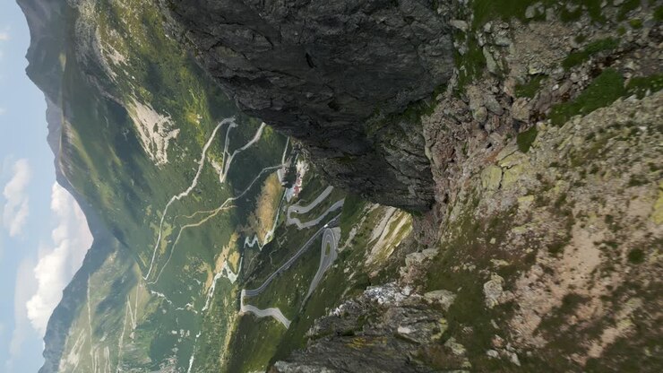 Veduta aerea cinematografica del Passo del Grimsel nelle Alpi Svizzere