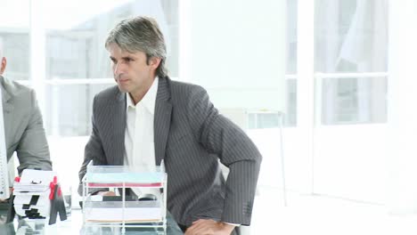 dos hombres de negocios furiosos trabajando en una computadora