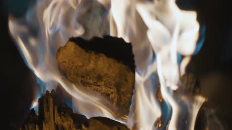 primer plano del tronco ardiendo con llamas en cámara lenta durante una fogata
