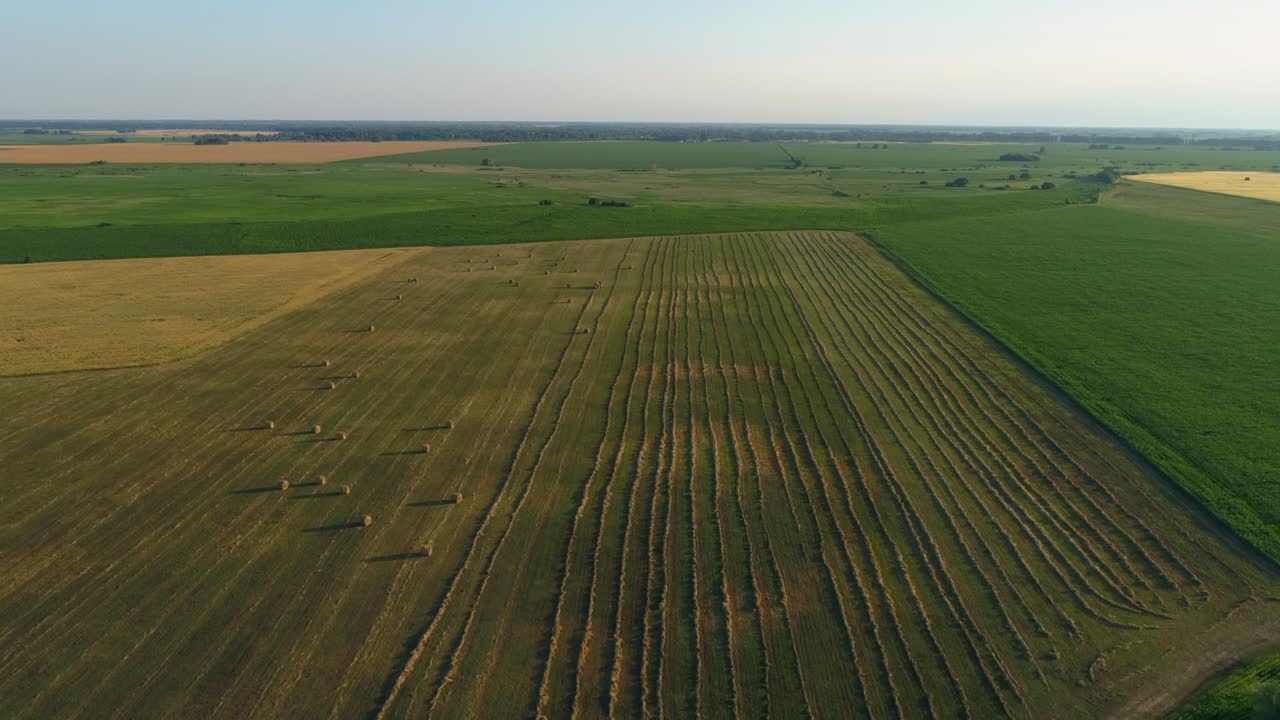 воздушный вид балы сена на сельскохозяйственном поле летом при заходе солнца, стог сена
