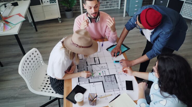 Squadra che discute dei piani architettonici