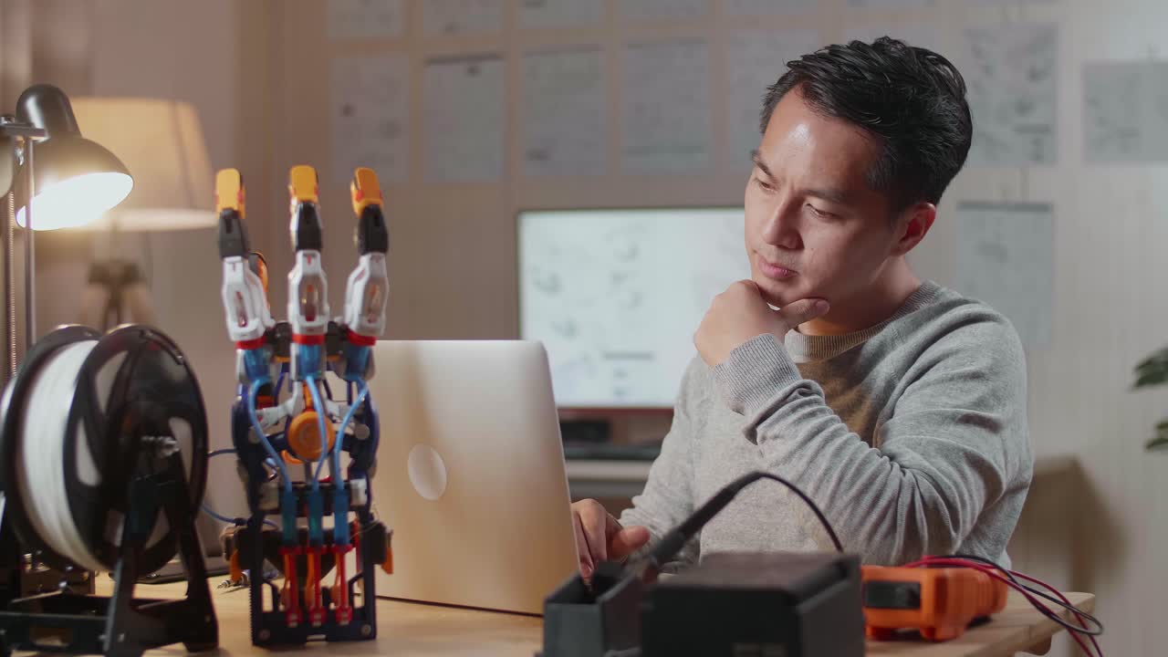 Insinyur mengerjakan proyek robotika di rumah