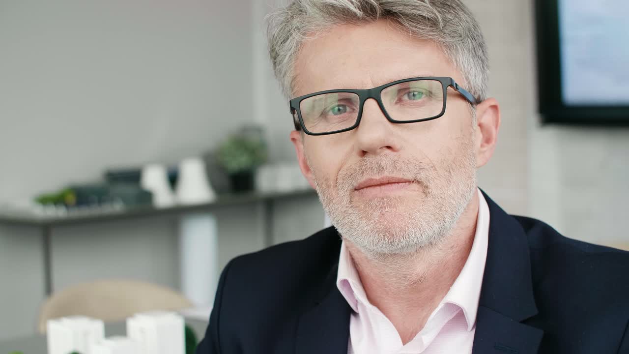 Portræt af selvsikker forretningsmand på arbejde