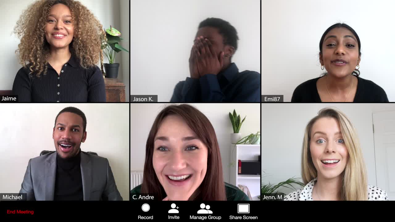 여자는 웹캠을 사용하여 온라인 전화 회의를 통해 좋은 소식을 전합니다.