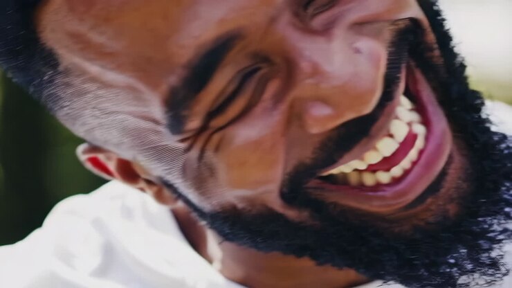 L'uomo felice che ride