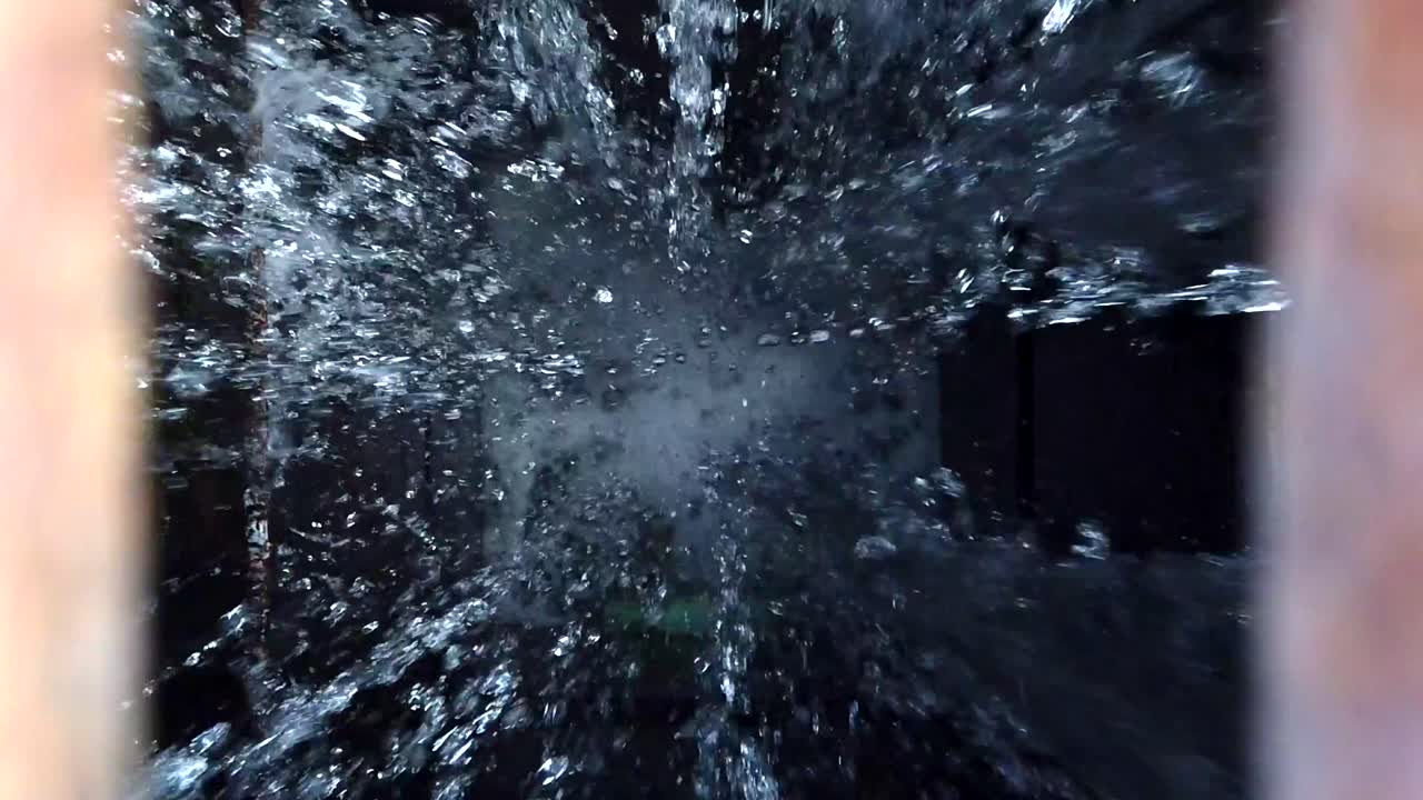 물이 그레이트의 균열 사이에서 그 아래의 표면으로 떨어지는 것을 볼 수 있습니다.