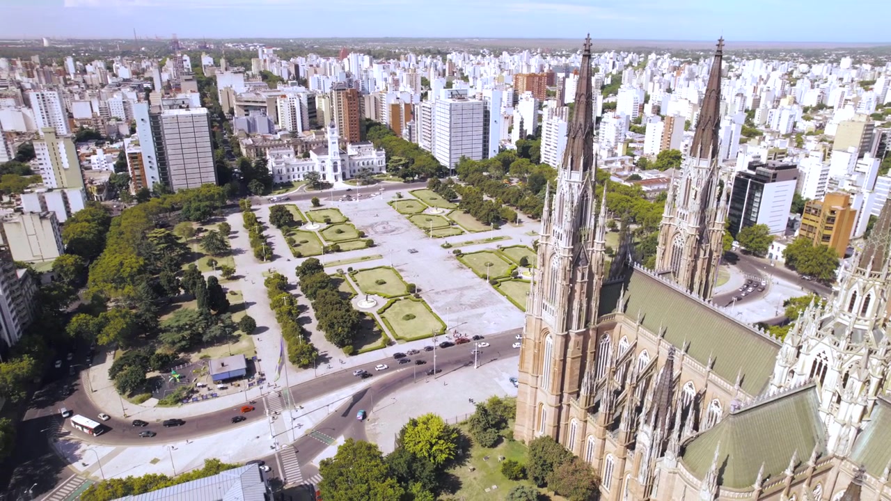 Vista aerea con drone 4K della Cattedrale di La Plata a Buenos Aires, Argentina. L'iconica cattedrale neogotica che si affaccia su Plaza Moreno, circondata da architettura storica e dal paesaggio urbano di