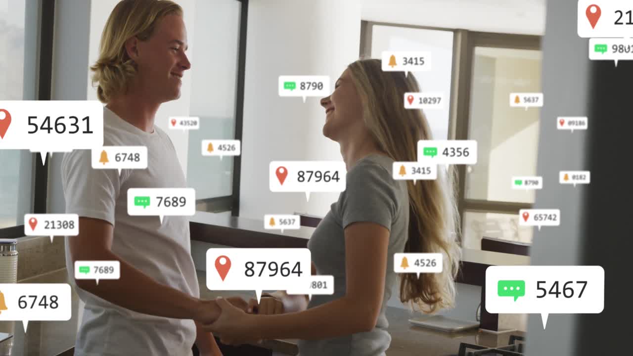 animación de las notificaciones de las redes sociales sobre una pareja feliz bailando en una cocina soleada